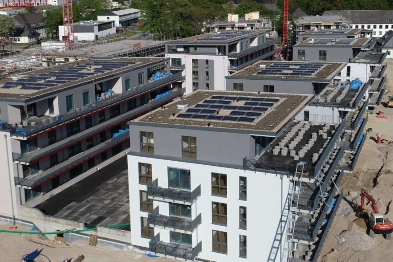 Umsetzung Mieterstrom Moderne Bauprojekte mit Solaranlagen auf den Dächern zur Nutzung von Mieterstrom