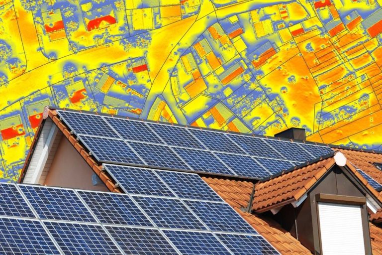 Potentialanalyse Mieterstrom Dächer mit Solarpanelen vor einem farbigen Luftbild mit Grundstücks- und Gebäudekataster.